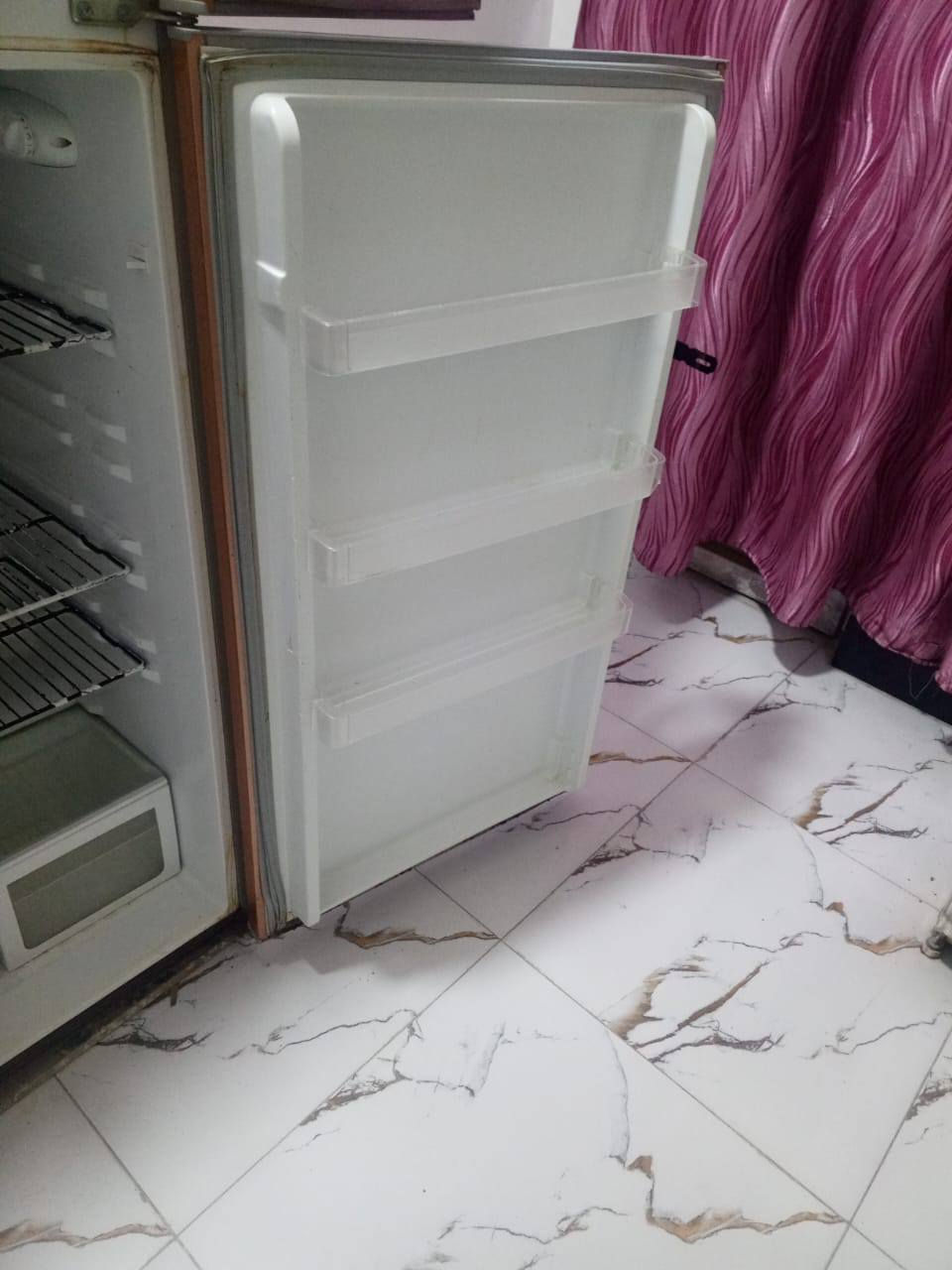 متاح ثلاجه بابين نضيفه شغاله ماطور مامصلح بس مبدله فريز مكان ناصريه اسديناويه السعر 200 وبيها مجال للشراي  رقم ***********
