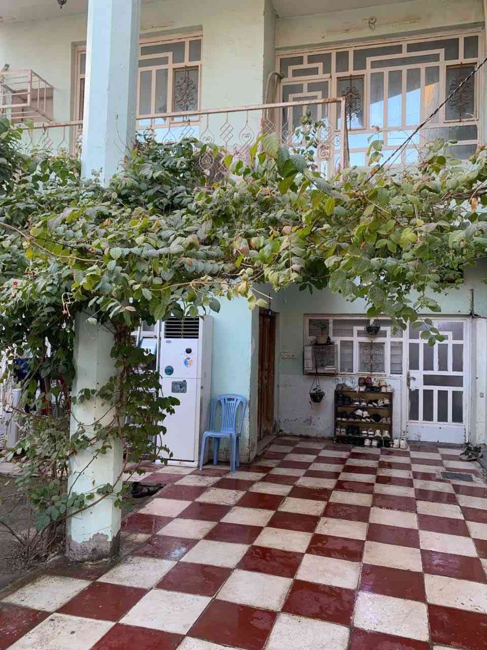 بيت للبيع طابو زراعي الموقع بستان الحلو خلف مشهد الشمس
المساحه:180متر واقع حال
الطابق الارضي: يحتوي على استقبال وصالة ومطبخ وغرفة ومجمع صحيات غربي وشرقي
الطابق الثاني: يحتوي على غرفتين نوم وسطح وصحيات وغرفة مخزن
الطابق الثالث: يحتوي على بيتونه وسطح كبير 
للاستفسار: *********** 
***********
