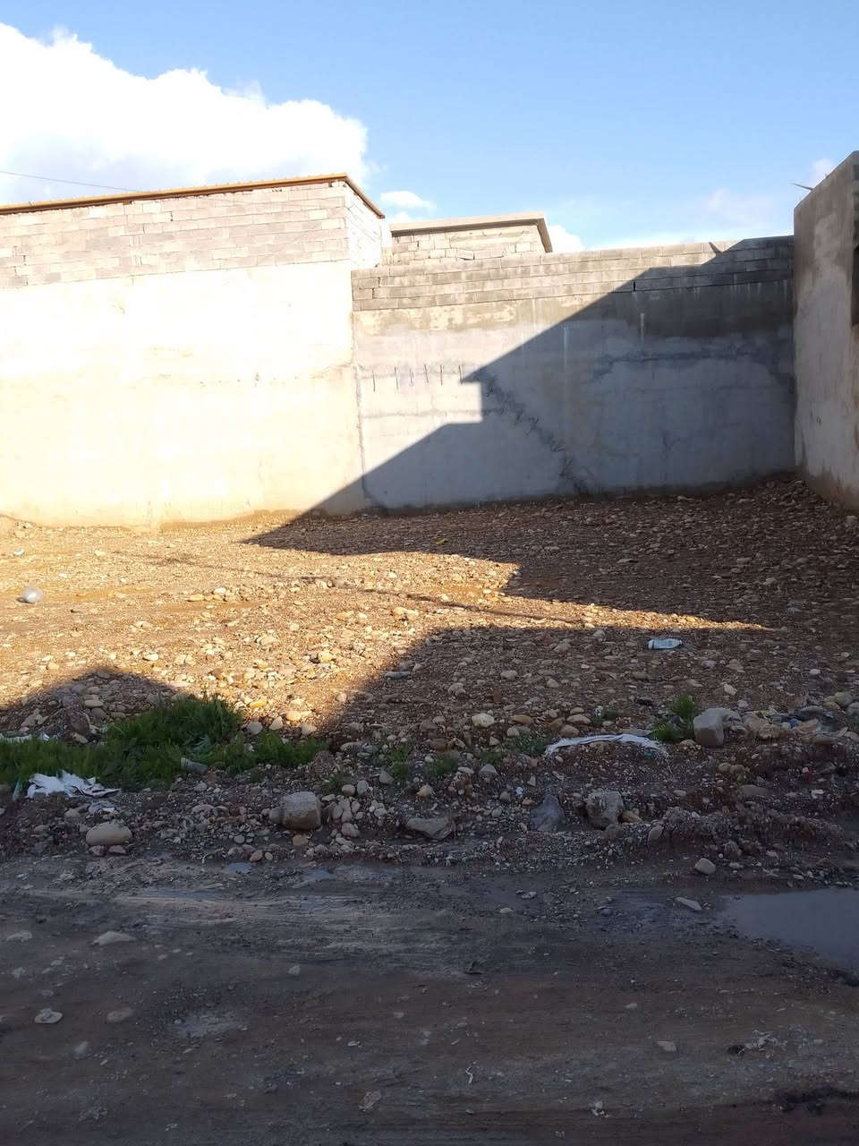 السلام عليكم ورحمه الله يوجد قطع ارض القوسيات قرب المدرسة الصينيه المساحه 240 وجهه 18 عمق 14 يتوفر ماي كهرباء سند 25 زراعي السعر 26 بي مجال قليل تواصل خاص او ***********
