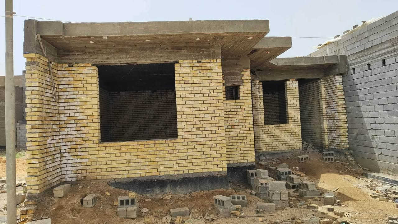 🏡 هيكل للبيع – فرصة مميزة للسكن والاستثمار

📍 الموقع: مجمع سكني أبو جميل – قرب معهد المسيب التقني وقريب من طريق حلة – بغداد

📐 المساحة: 200 م²
📏 الواجهة: 10 متر
📏 النزال: 20 متر
📄 نوع السند: زراعي (سند 25)

🏠 مواصفات الهيكل:
🔹 غرفتين  بمساحة 4×5 متر
🔹 صالة معزولة بمساحة 4×5 متر
🔹 مطبخ بمساحة 4×5 متر
🔹 استقبال بمساحة 4×6 متر
🔹 مجمع صحيات متكامل
🔹 صحيات خاصة بالضيوف
🔹 كراج سيارة
🔹 حديقة صغيرة

✨ المميزات:
✅ ماء وكهرباء متوفران
✅ شارع مبلط وإنارة ليلية
✅ بزل من الجهتين لتصريف مياه الأمطار بسهولة
✅ ارتفاع البيت عن مستوى الشارع مناسب جداً
✅ ارتفاع السقف 3.45 متر
✅ إنارة حديثة (LED Profile + Spot Light)

📍 موقع هادئ ومخدوم وقريب من الخدمات الرئيسية والطرق العامة.

📞 للاستفسار والمعاينة:
***********
***********

🏡 مكتب عقار أهالي المسيب
حي المعلمين الثالثة – قرب جامع محمد الجواد.
