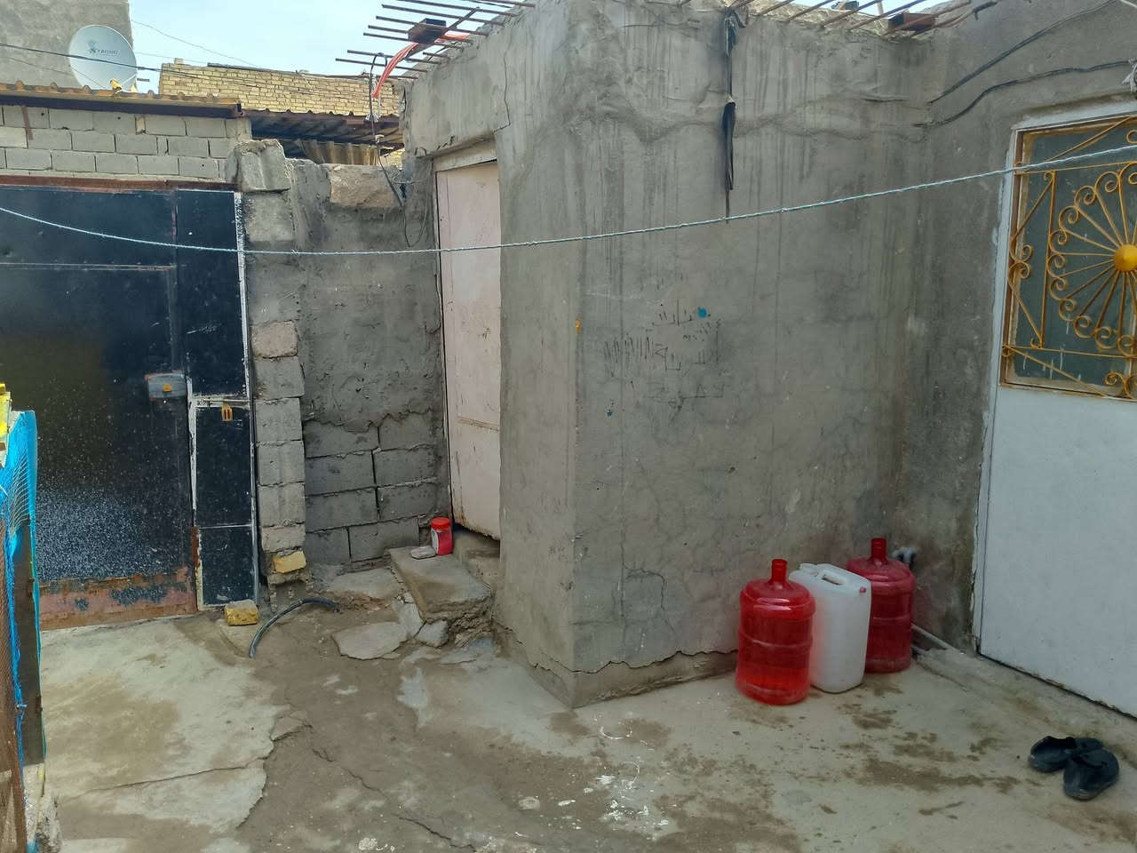 يالله ❤ السلام عليكم بيت للبيع اصلاح زراعي مساحه 100متر غرفه وصاله ومطبخ وستقبال وصحيات مخزن غراض حديقه وطارمه ومنور بيت مرتب ونضيف كامل كل نقص مابي مكان البيت ابو خستاوي يبعد عن شارع 100._200متر تقريبن السعر 12 وبي مجال الا ستفسار علا هاذ رقم ***********
