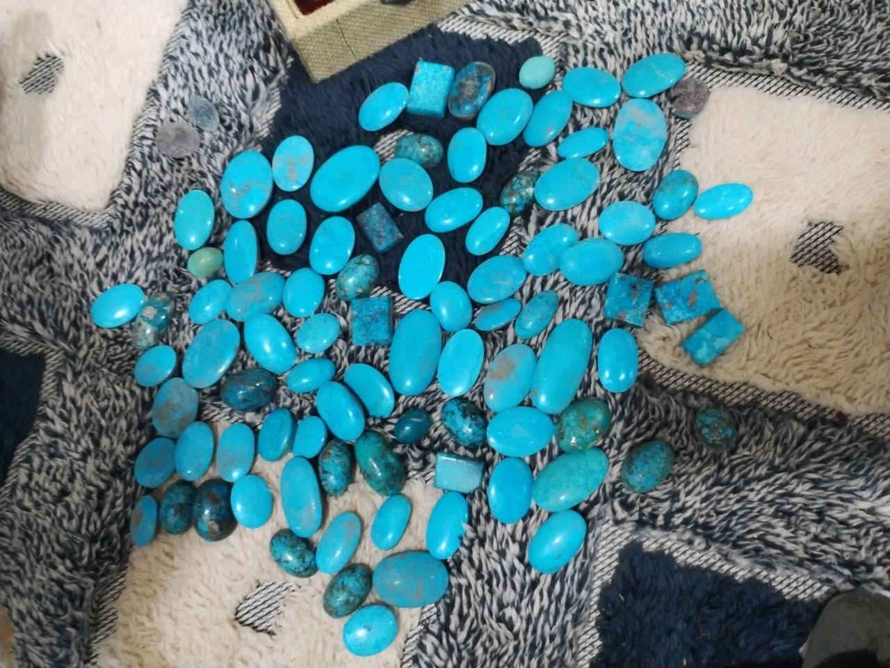 السلام عليكم عندي أحجار محل معزليه قديم وبقن سعر كلهن مليون قفل أحجار كلها اصليه عقيق يماني بيهن ٤٠٠ قطعه ومختلف ألاحجار مكاني بغداد البياع ***********
