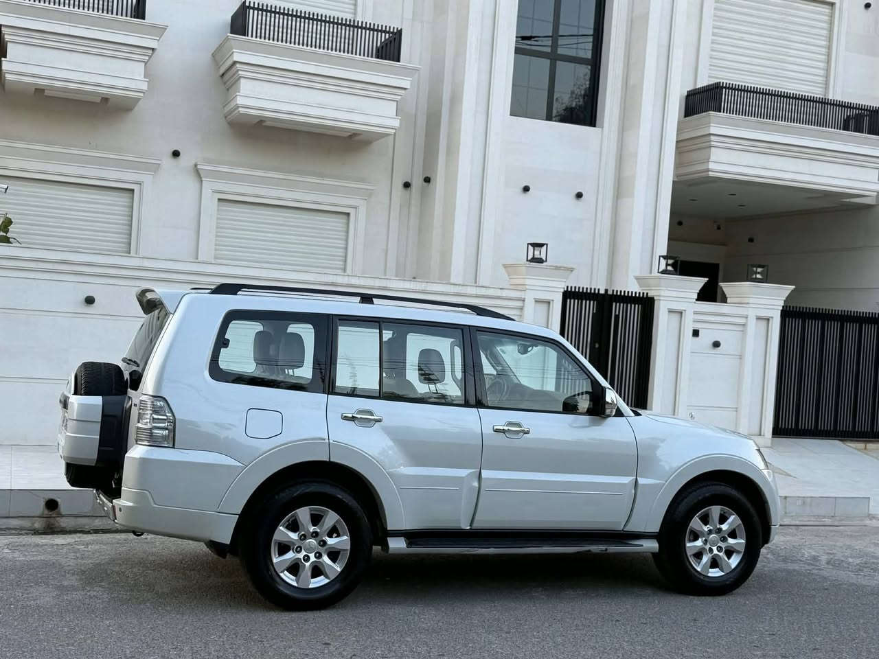 سيارة باجيرو حبتور اعلى موصفات موديل 14 
بااسمنه تحويل مباشر سنويه وأرقام جددت ماشيه 154 حقيقي كفاله عامه وسونار معروضه ويا صوره سعر 178
***********
