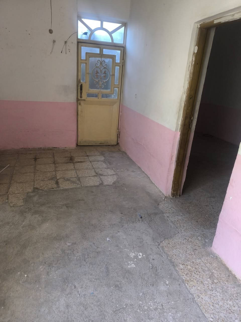 دار للبيع في حي القدس الاول خلف شارع ابو صخير مباشر 50متر بي غرفه وصاله وتخاريخ السع 90مليون بي مجال 
***********
