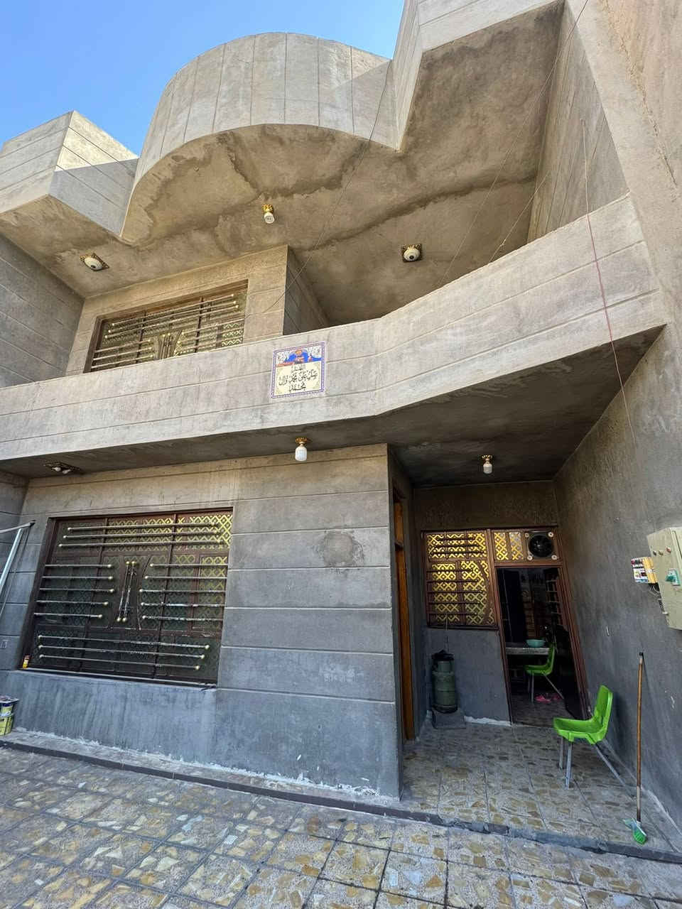 دار للبيع في منطقة الغدير محله 706 
مساحه 144
جبهه 8 
نزال 18
سنة البناء 2019 
استقبال 
غرف نوم عدد ٢
مطبخ عدد ٢
بالكون 
منور سطح عدد٢ 
حمامات عدد ٣كراج واسع
للاستفسار *********** مكتب الرواد للعقار
