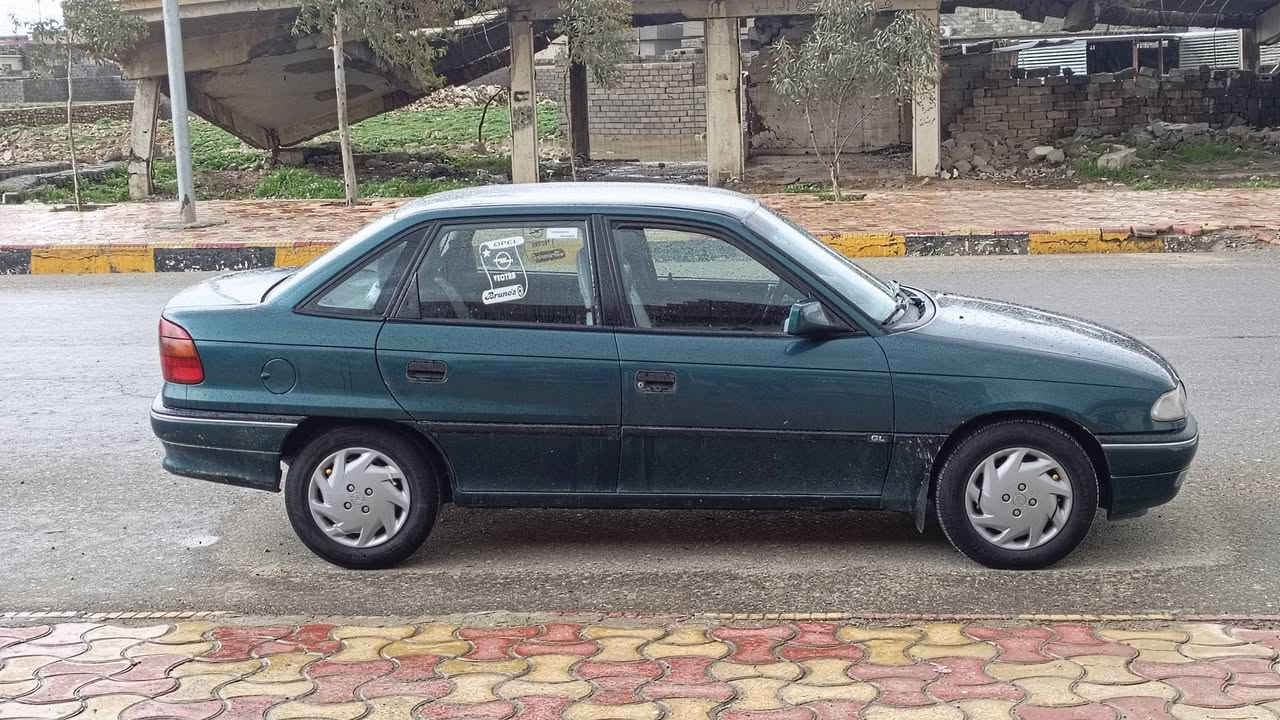 للـــــــــــــبيع
اوبل استرا
 موديل ١٩٩٧
حجم ١٨
كير توماتيك 
***********
***********
