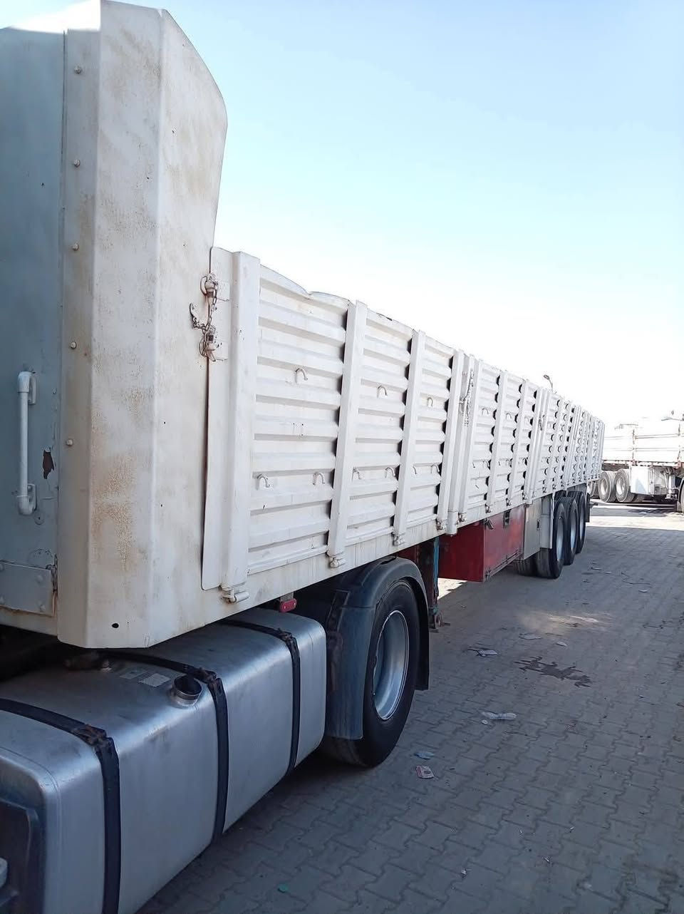 اسكانيا 2008 سنويه 2027
رقم بصره مربوطه فلات بدون جوانب مكينه 480 كير اوتماتيك 1000 وراها العربانه الي بالصور  الراس كفاله شاصي ومكينه وكير وتبريد جاهزه للعمل    فقط اتصال ماكو ماسنجر

للاستفسار 

***********
