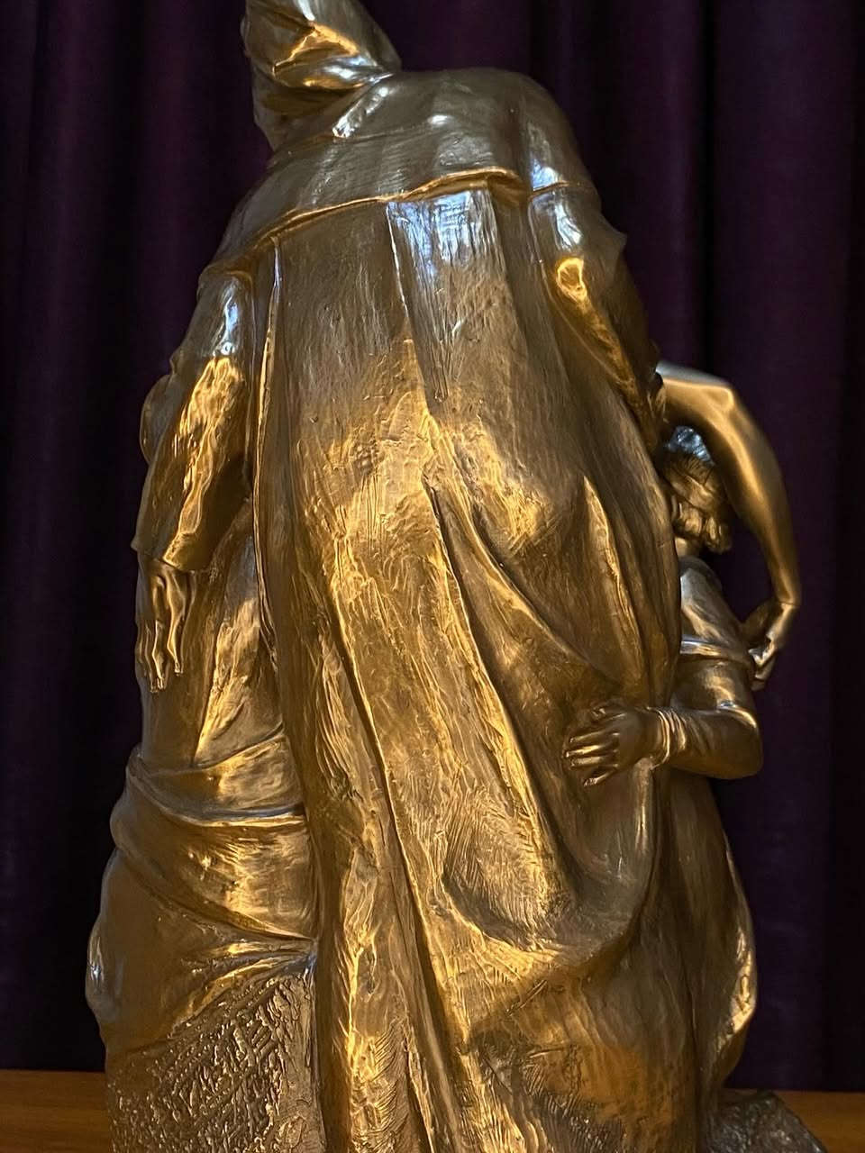 هذا تمثال برونزي يُصوّر "بييتا فلورنسا" (Florentine Pietà)، وهو عمل فني أصلي من الرخام أنجزه مايكل أنجلو. 
يُصوّر العمل العذراء مريم وهي تحمل جسد المسيح المتوفى بعد إنزاله من الصليب. 
التمثال الأصلي نحته مايكل أنجلو بين عامي 1547 و 1555، وكان مخصصًا في الأصل لقبره الخاص. 
يُعتقد أن مايكل أنجلو قد صوّر نفسه في شخصية نيقوديموس (الشخصية الكبيرة التي تقف خلف المسيح). 
النسخة الأصلية معروضة حاليًا في متحف ديل أوبرا ديل دومو في فلورنسا. #اربيل_العراق_كوردستان #دهوك_زاخو_سليماني_ئاكري_ئامیدی_هولیر #اكسبلور #ترند #عينكاوه


**إذا كنت صاحب هذا الإعلان وتريد حذفه لأي سبب، رجاءا أرسل رسالة إلى الدعم الفني**