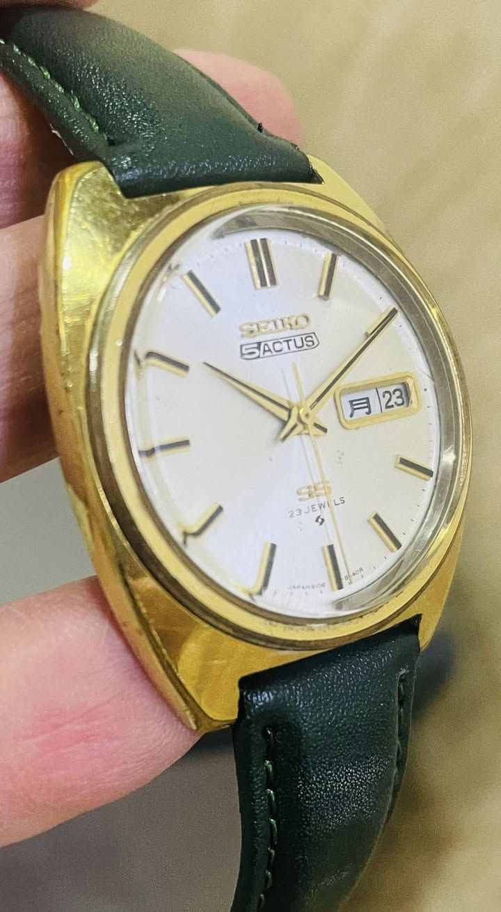 ساعة سيكو(أكتوس)… Seiko 5 Actus من النوادر انتاج السبعينات ياباني اصلي 
حركة الساعه أوتماتيك
الماكنة تحوي على 23 حجر
نافذه لعرض التاريخ اليومي والشهري باللغتين الانگليزيه واليابانيه
الهيكل طلاء ذهبي (Plated /SGP Gold)
نظافة الساعه ممتازه
وقت جداً مضبوط
السعر 175 ألف
للمهتم خاص ***********
المكان كركوك يوجد توصيل
