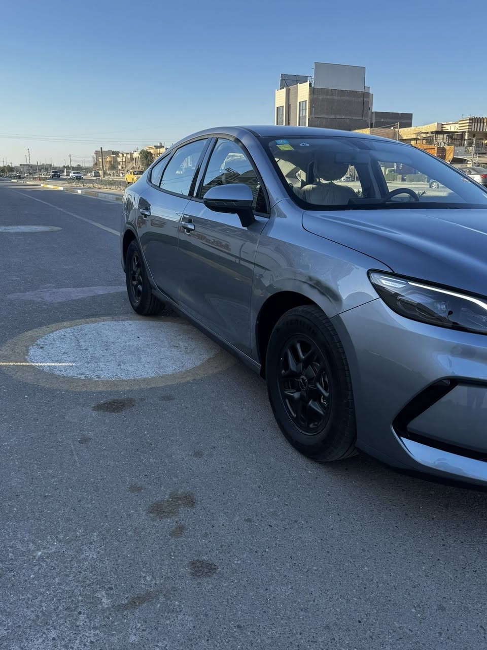 سلام عليكم 
بي وأي دي سيل 5 للبيع موديل 2025 
سيارة جديدة ماشيه 3000الف 
بيها طخة بالجاملغ الامامي واضح بالصورة 
سيارة بعدها على وضع الشركة وغراضها كاملة 
مرقم بغداد بسمي 
سعرها 17.750 رقم تلفون ‭ ***********‬
