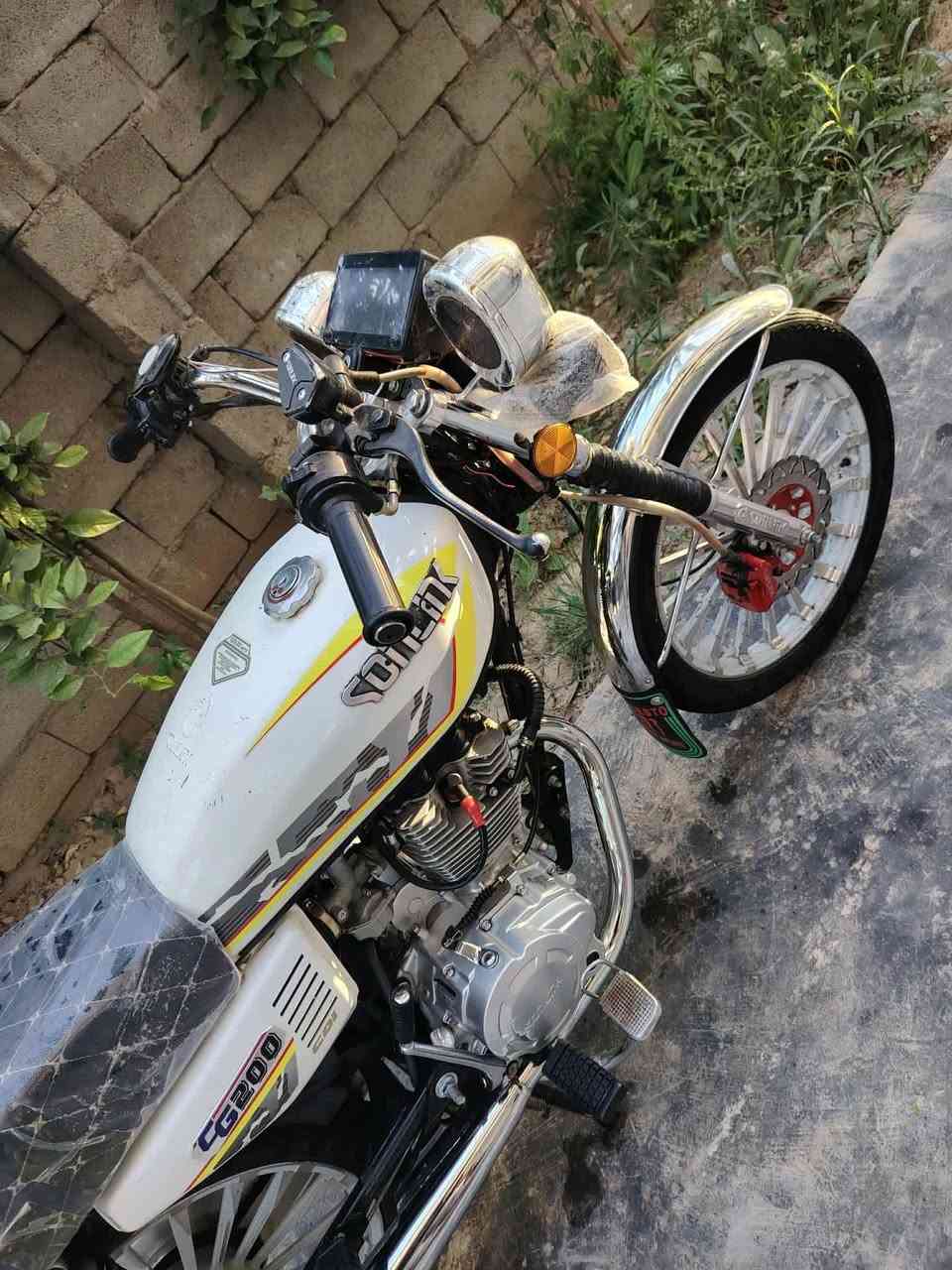 سيفان للبيع مديل 25 كفاله عامه اوراق كامله شلعه معدل فول محرك 200CC سلف هندر بأي وقت 
دشبول شغال دراجه ع وضع شركه اي نقص مابيه 
مكان ديالى كنعان شراي اتصل ودلل 
***********)
