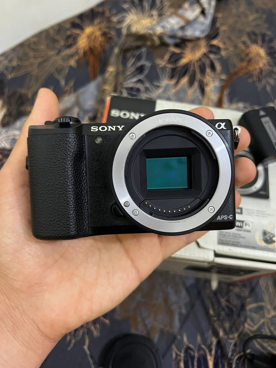 كاميرا سوني a5100
ميرور لس 24.3 ميغا بكسل
1080q 60 فريم
نظيفه شترها ما عابر ال5k
مع عدسة 16ملم فتحة 2.8 من سوني ( كت )
الكاميرا كُلش حلوه للاستخدام الشخصي والمحلات الي تحب التصوير السريع والفوري 

E-mont

مع بطاريتين ورام 128GB
وشاحنة وغطاء 
السعر 300 ألف وبيها مجال شوي كامل مع الملحقات

مكاني النجف 
***********
