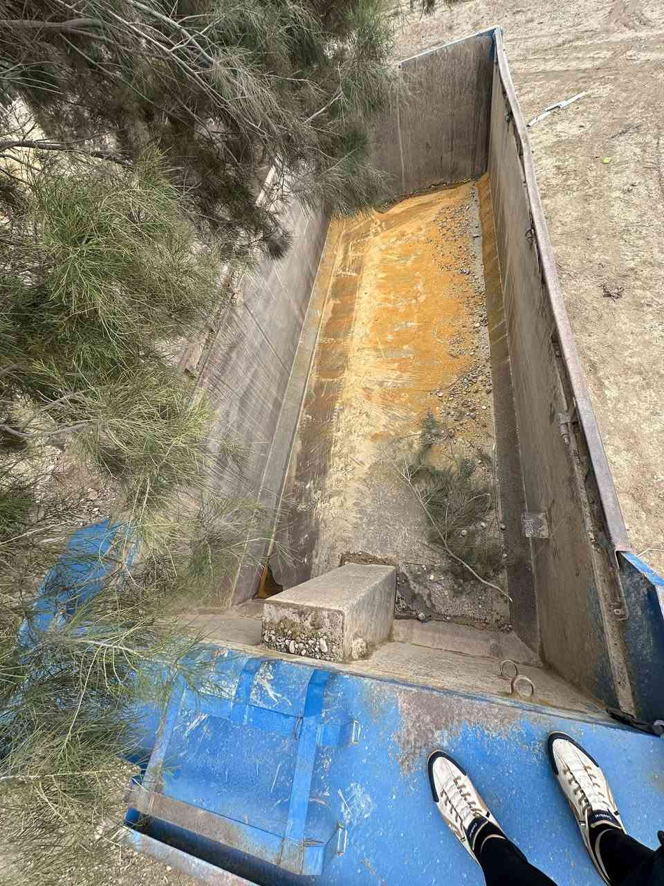 السلام عليكم بدي للبيع دك الفلوجه معمل حجي حسن *********** طول بدي  6 متر وربع  تفصال 2021 مكاني ابو غريب قرب محطه جوهرة العدنان
