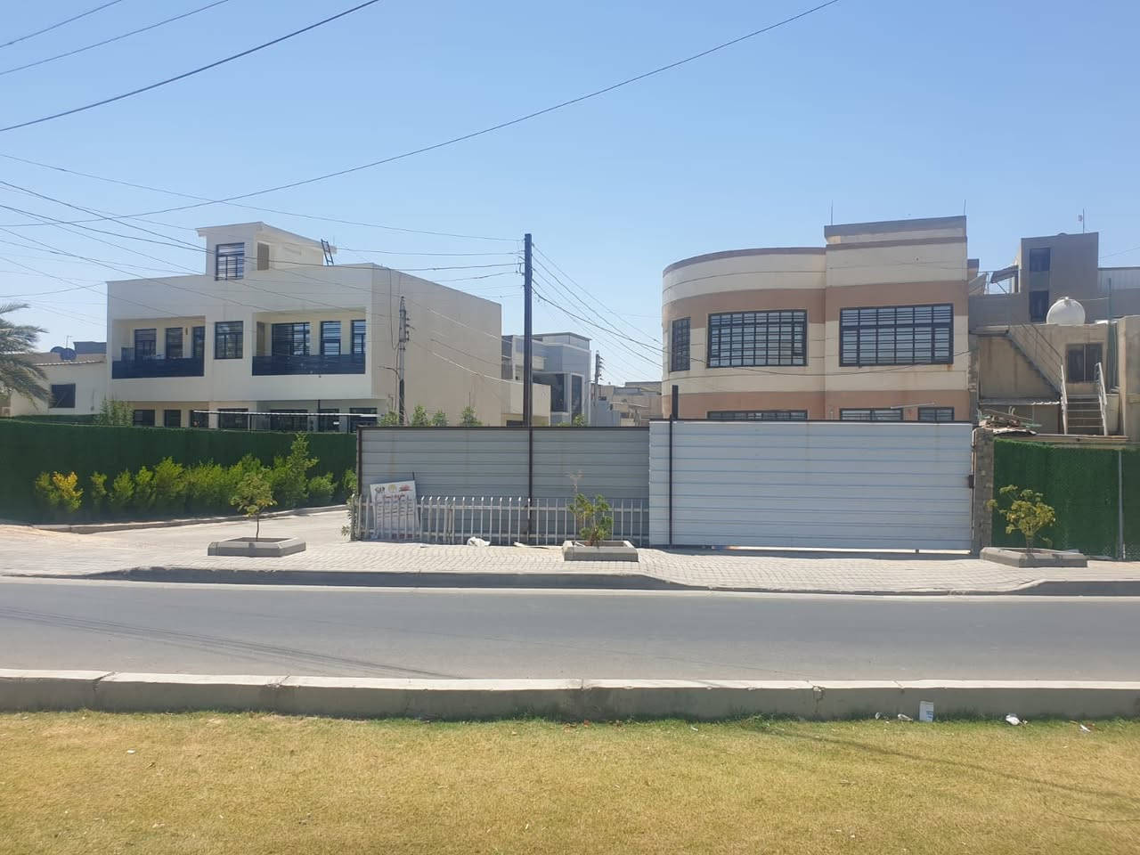 انتباه ‼️     انتباه‼️
عقار  (  تجاري  ) للبيع مساحه 100 م طابو ملك صرف ركن 

واجهه 10 م       نزال 10 م 

المحتويات
الطابق الارضي يحتوي على . استقبال //  صاله// مطبخ// صحيات.

الطابق الاول يحتوي على. ثلاث غرف // صحيات 

الموقع مميز جداً جداً 
يقع العقار مقابيل مدينه العاب الكرخ المائيه مباشراً على شارع قطر الندى 
موقع تجاري واستثماري  يوجد امام الدار رصيف بعمق 14 م  

للأستفتسار الاتصال على الرقم *********** واتساب ☎️ او المراسله على الصفحه
