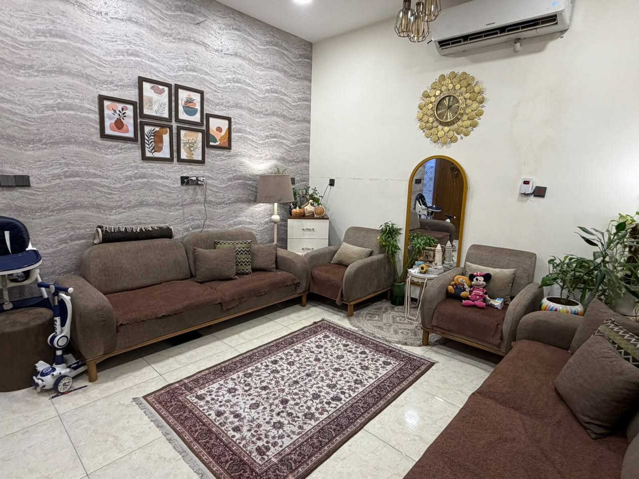 مساحه 75 متر واجهه 5 نزال 15 
مع تشجير وحدتين سكن مفصوله

حي البساتين الشاع العريض الي بعد مركز الشرطة ا مقابل شارع عدن 

بناء 2021

البيت طابو صرف ساكن بي اني يعني مابي مؤجر

الطابق الارضي 
حمام خارجي واستقبال ومطبخ منور وحمام وغرفة نوم

الطابق الثاني 
بلكون استقبال مطبخ درج للبيتونه داخل المطبخ منور وحمام وغرفة نوم

بيتونه كبيره بكبر الاستقبال و المطبخ

الاستفسار الاتصال 
***********

