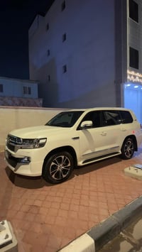 لاندكروز GXR • ٨ سلندر • رقم بغداد
