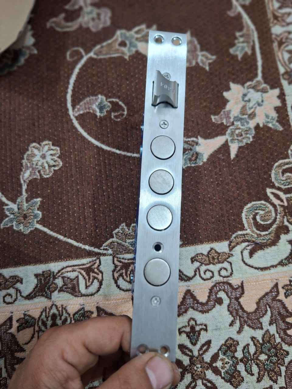 قفل ذكي للباب بتقنية متقدمة. 
طرق الفتح: يدعم القفل طرق متعددة تشمل التعرف على الوجه، بصمة الإصبع، عروق الكف، والرمز السري. 
المراقبة: يحتوي على شاشة فيديو مدمجة وكاميرا للرؤية الليلية تسمح بمراقبة مدخل المنزل والاتصال الداخلي. 
التحكم: يمكن ربط القفل بتطبيق الهاتف للمراقبة عن بعد وإدارة الوصول. 
أمان إضافي: يأتي مع مفاتيح ميكانيكية تقليدية لاستخدامها في حالات الطوارئ. بعقوبة, ديالى


**إذا كنت صاحب هذا الإعلان وتريد حذفه لأي سبب، رجاءا أرسل رسالة إلى الدعم الفني**