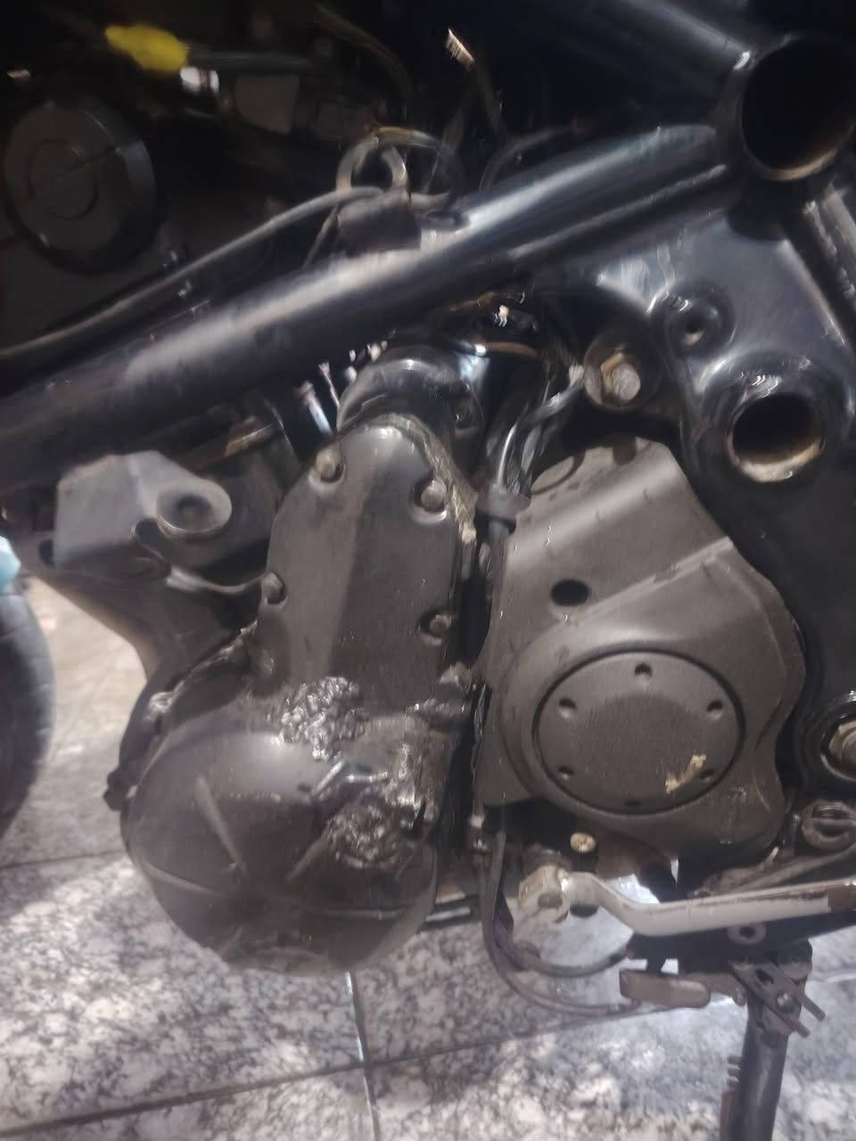 كاوسكي ٢٠١٢ محرك ٦٥٠  دراجه مكينته تخبل بيه خربطه فقط يحتاجله تريتيب الدراجه شغاله يرادله ادامه المكان بغداد ***********
