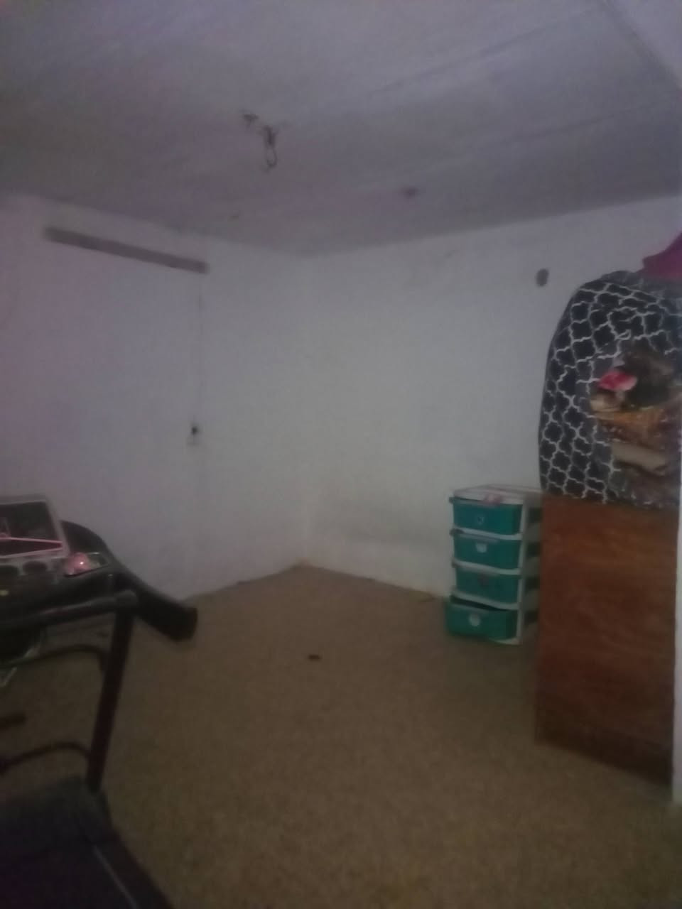 بيت للايجار الجمهوري بداية شارع سيد امين 
طابقين 100م مربع 
يحتوي على غرفتين وصاله ومطبخ وصحيات واستقبال 
للاستفسار الاتصال على الرقم الموجود 
***********
