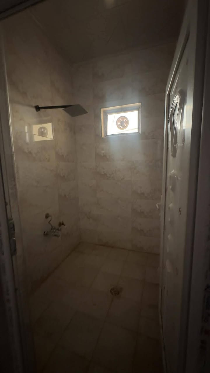 السلام عليكم شقه يجار حي السماح الاركان على الشارع العام موقع مميزه غرفتين هول مطبخ صحيات وستقبال بناء 🏢 حديث فول فول التواصل ***********اسيا ***********
