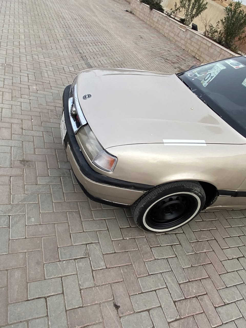 سلام عليكم
للبيع أوبل ڤكترا حجم 16
رقم كركوك سنويه لل 2029وهزه جديد دفتر بانزين بيها
كير ومحرك شرط 
صدر جديد تخم تاير جديد 
كهربائيات كلها شغاله 
بطاين بوب جدد السياره غرفتها جديده 
سياره جاهزه للخير مابيها مصرف الف 
السعر 37وبيها مجال للشراي***********مكان تكريت
