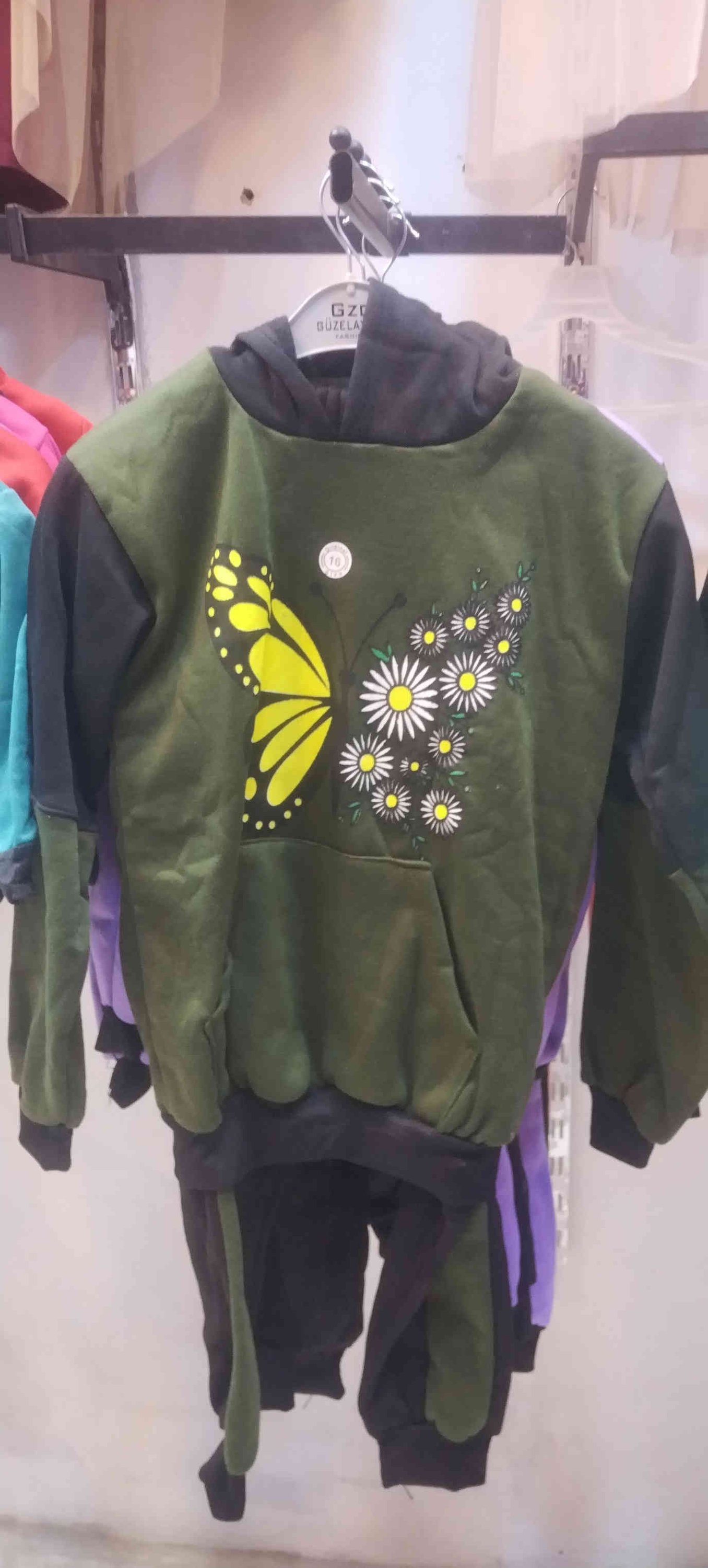 ملابس شتوي من سنه وحتى تسع سنوات بناتي وولادي سعره فقط 5000 دينار ***********
