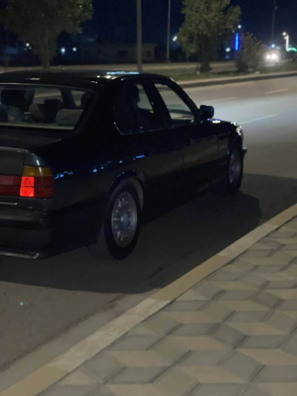 ٥٢٥ مفتوح سياره احله من صور ١٠٠ مره هستوني مطلعها من الفرن حته ما خاسلها مكينه تبريد فتحه تخم تاير سستم ام كامل كله جديد خرفه رصاصي ٧٠ بل ١٠٠ حداديه ٥٠ بل ميه رقم نكليزي صلاح الدين سنويه ال ٣٠ مداور ثاني يوم السعر نتصل فقط *********** مكاني بابل شوملي
