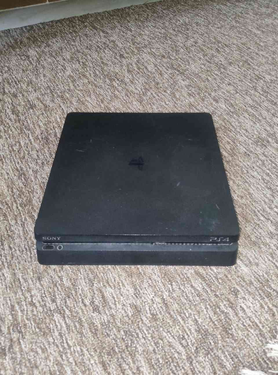 السلام عليكم
بلايستيشن ٤ سلم ( مهكر ) للبيع  

الجهاز لوك ستيكر لا مفتوح ولا مصلح نظيف جداً 
 
سعرة منافس جداً لأسعار المحلات 
____________________________________________________________

الجهاز  مهكر نظام 9.00  مع فلاش احسن نظام تهكير 
____________________________________________________________

ذاكرته 500 جيجا بايت
____________________________________________________________

ملحقاته : 
1. كيبل HD 

2. كيبل تشغيل 

3.  جويستك عدد ٢ تجاريات درجه اولى 

4. كيبل شاحن للجويستك 

____________________________________________________________
 بي تقريباً  أكثر من ٧  العاب منها فيفا و GTA5 و fc24 و روكت ليغ و باتمان و هجوله و God of war 4 

____________________________________________________________

و يوجد جهاز  يو بي اس حجم (١٥٠٠ )نظيف بي بس كسر صغير مثل ما موضح في الصورة  ما مأثر على الأداء 
____________________________________________________________

سعر الجهاز بدون يو بي اس ( ٢٥٠ الف دينار )

سعر الجهاز مع اليو بي اس و جميع الملحقات ( ٢٧٥ الف دينار  )


**إذا كنت صاحب هذا الإعلان وتريد حذفه لأي سبب، رجاءا أرسل رسالة إلى الدعم الفني**