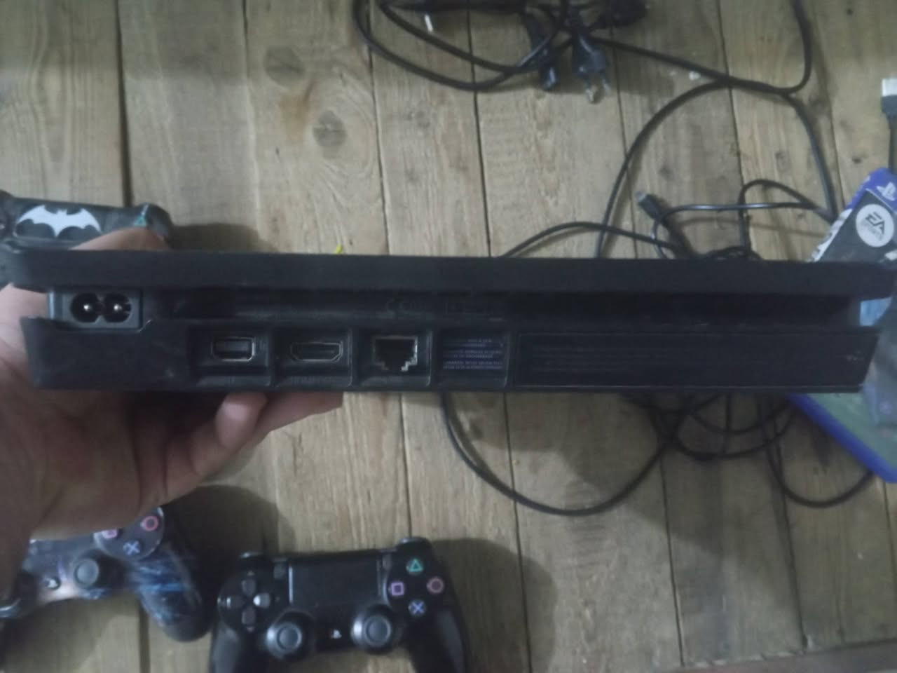 بلي فور سلم 500 كيكه
مع قرص فيفا 24 
و 4 يدات مع العلم انو وحده بس ما تشتغل بس تجي وي لبلي 
و كيبلاته كامله السعر 220 وذا تريد قرص بيس موجود وي البيس يصير 235


**إذا كنت صاحب هذا الإعلان وتريد حذفه لأي سبب، رجاءا أرسل رسالة إلى الدعم الفني**