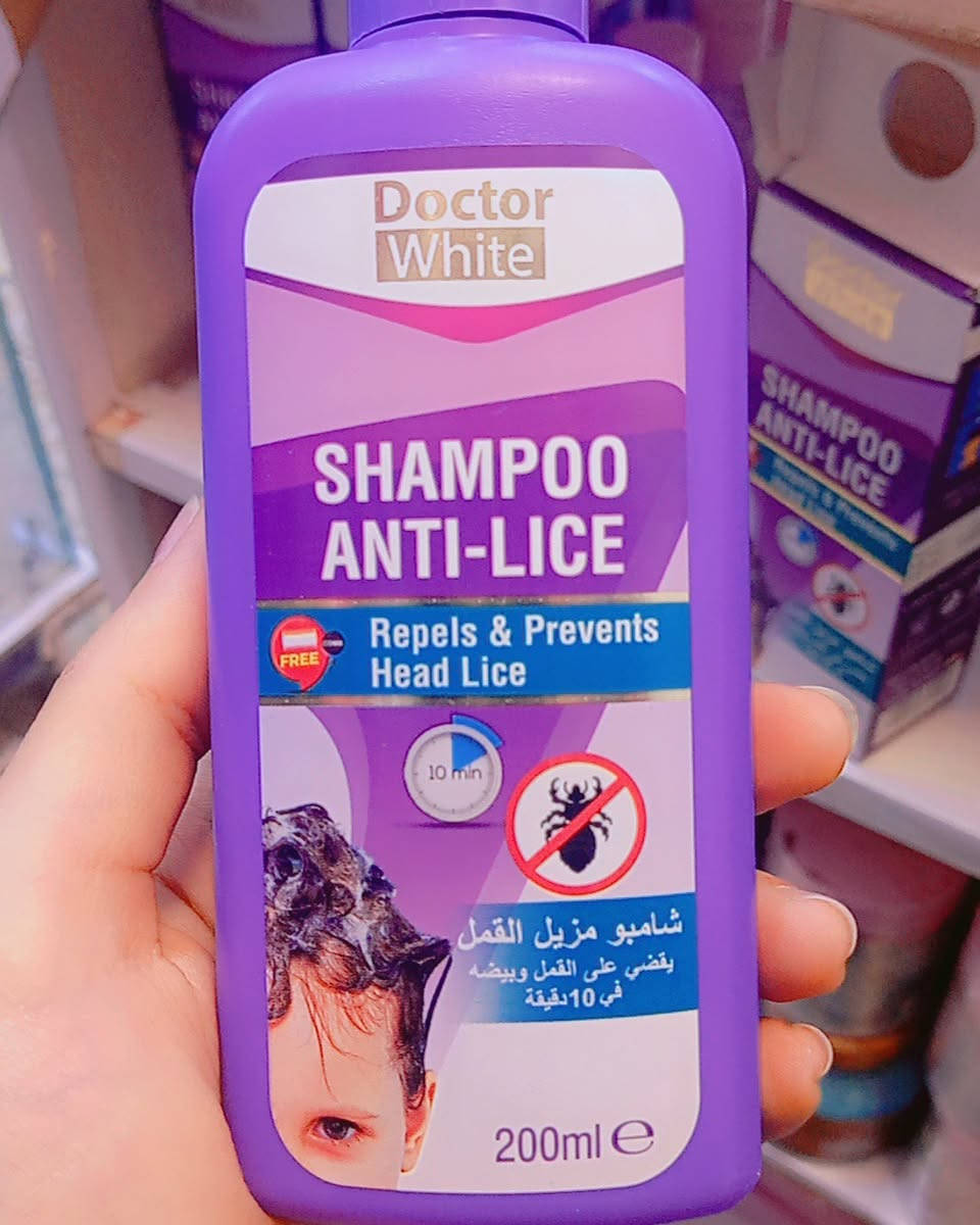 يظهر في الصورة شامبو وهو منتج مخصص للوقاية ومعالجة القمل والصيبان (بيض القمل). تم تصميم تركيبته خصيصًا لتناسب فروة رأس الأطفال الحساسة، حيث تعمل المكونات الموجودة فيه على طرد القمل أو خنقه هو وبيضه. 

 
معلومات عن المنتج
الاستخدام: يُنصح به لمكافحة القمل والصيبان (مرض القمال).
الحجم: يتوفر المنتج عادة في زجاجة سعته200 مل.
المميزات: يحتوي على مواد تساعد في تهدئة فروة الرأس من التهيج الناجم عن القمل. 

 
كيفية الاستخدام
للحصول على أفضل النتائج، يمكن اتباع الخطوات التالية المستمدة من إرشادات المنتجات المماثلة: 

 +1
التبليل: يوضع الشامبو على الشعر المبلل وفروة الرأس.
التدليك: يُدلك بلطف وبشكل كامل لضمان وصول الشامبو لجميع أجزاء الشعر، خاصة خلف الأذنين وعند الرقبة.
التمشيط: يُفضل تمشيط الشعر باستخدام مشط خاص (ضيق الأسنان) وهو مبلل بالشامبو للمساعدة في إزالة القمل الميت والصيبان.
الانتظار: يُترك الشامبو على الشعر لفترة (تتراوح عادة بين 5 إلى 10 دقائق حسب التعليمات) قبل الشطف.
الشطف: يُشطف الشعر جيداً بالماء الفاتر.
التكرار: يوى غالباً بتكرار العملية بعد 7 إلى 10 أيام لضمان القضاء على أي قمل جديد قد يفقس.
سعر 3,000
عنوان المحل
بغداد الحرية الدور شارع المشجر 
مجاور كوخ المندي


**إذا كنت صاحب هذا الإعلان وتريد حذفه لأي سبب، رجاءا أرسل رسالة إلى الدعم الفني**