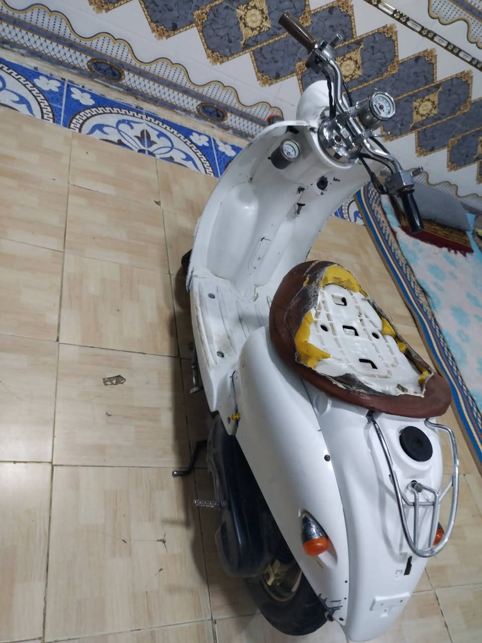 يالله،، دراجه يوماه عبد حليم، دراجه نضيفه شغاله نكره وحده، ومحركه نشط، وناااااعمه، شلعه ومشي سريعه كلش، كفراته اصليه، تايراته نضاف، توه مجفته صارله سبوع، بس يحتاجله تنضف كبريته، بس دراجه شغاله شغل وطلع وين ماتريد، يحتاجله دوشمه كشن فقط، وكرباءيات كله تشتغل وحته سلف يشتغل بس مابيه باتري جيب باتري ونكر سلف وطلع وين ماتريد، دراجه وراق سعره ب190 مكاني عرضات لاتصال ***********
