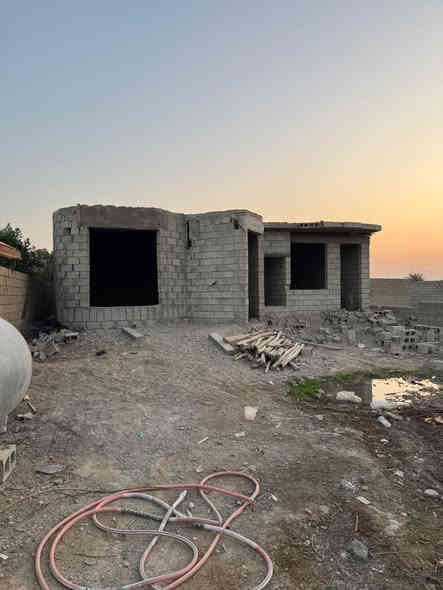 السلام عليكم هيكل بالعلم عرب دبي 
مساحة الأرض 500 -مساحة البيت 200
غرفتين وحده منهم سويت مصبوب كامل 
صاله+ ربعه +مطبخ +صحيات 
السعر 20 وبيه مجال 
للاستفسار 
***********📞
