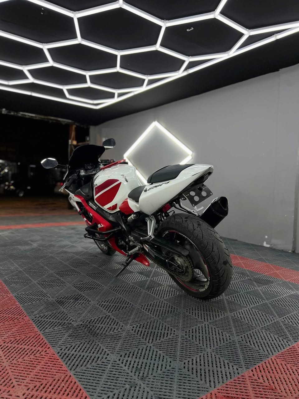 سلام عليكم 
هوندا F4i 600c
موديل 2004 ماشيه 33 الف 
اوراق سكنر منضومة زينون 90 W سبايدر تانكي درع جانبي اصلي حمايه مري بلادي اصلي اكزوز اكرو بفك كاربون فايبر وياله موشمه اصلي + وشومات خارجيه دشبول كله شغال دراجه كفالة عامه تجي وشوف بعينك ادامه جديدة يعني شغل وطلع سعر 24 ورقة وبيها مجال للشراي رقم الهاتف *********** بي واتساب مكاني بغداد الغزالية
