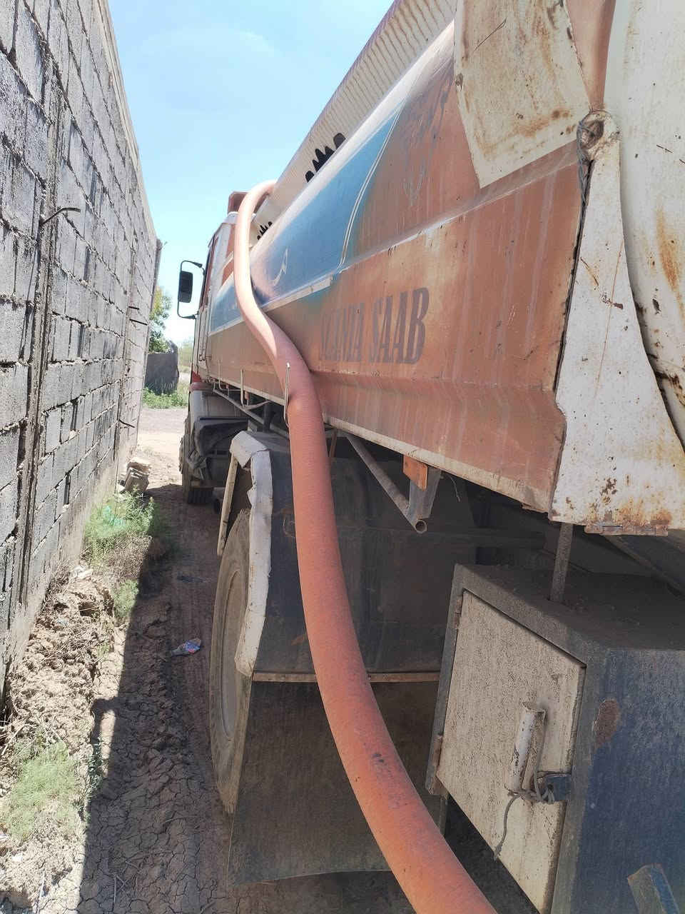دنكر سكانيا ١١٣ مشلح حمولة ١٦ الف تانكي نضيف موديل ٨٩ رقم كربلاء مشروع وطني سنوية لغاية ٢٠٣٠ مسجل بالسنوية حوضية ماء كير مكفول خمسة في خمسة محرك ستة كورين بلادي تخم تاير مكفول شاصي مكفول مكان بغداد محمودية السعر المطلوب ١٣٥ للاستفسار الاتصال *********** او ***********
