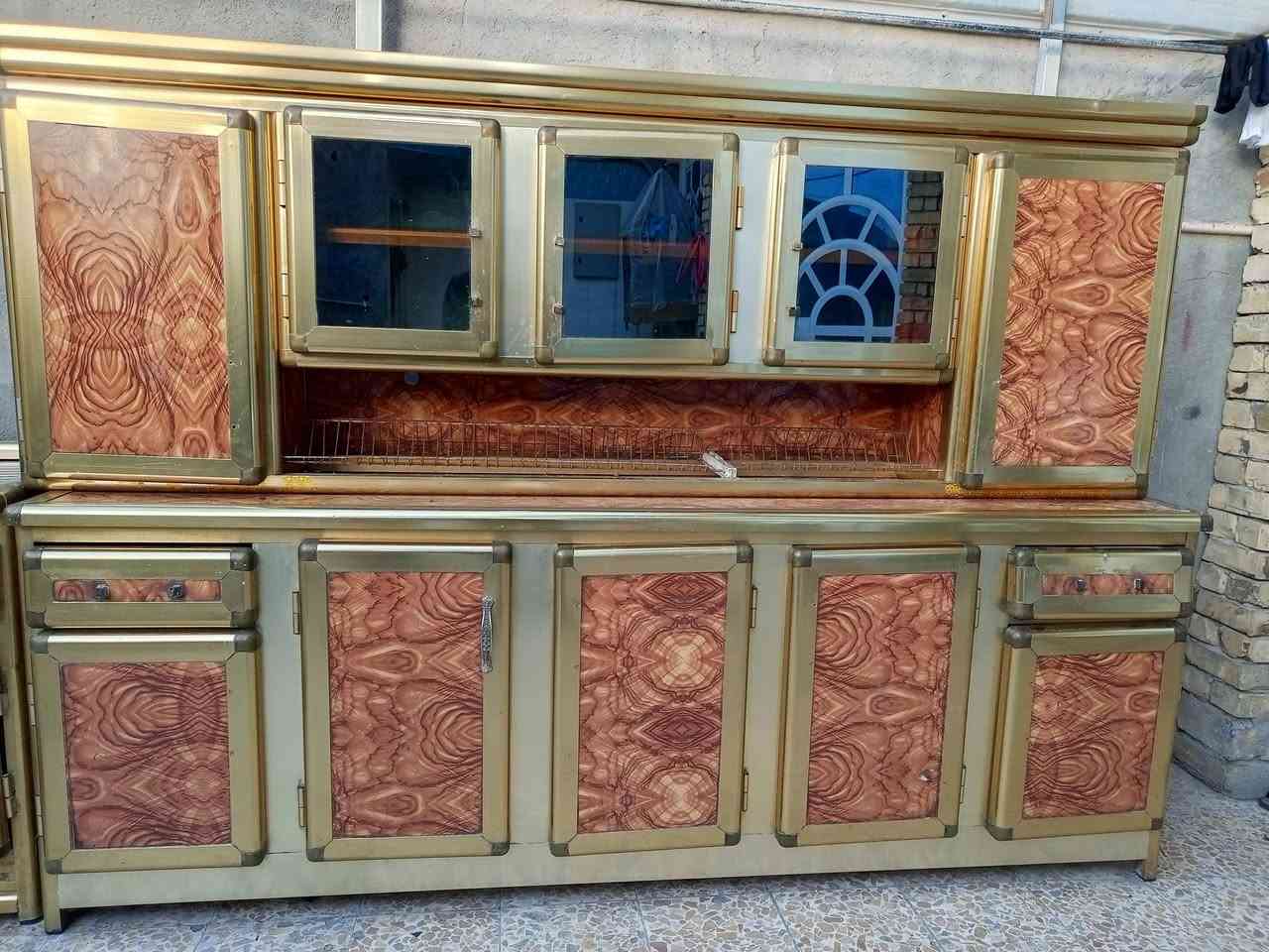 السلام عليكم كاونتر للبيع نظيف يحتاج له بس باب للسنكي سعر 200 مكاني البصره حي المهندسين ***********
