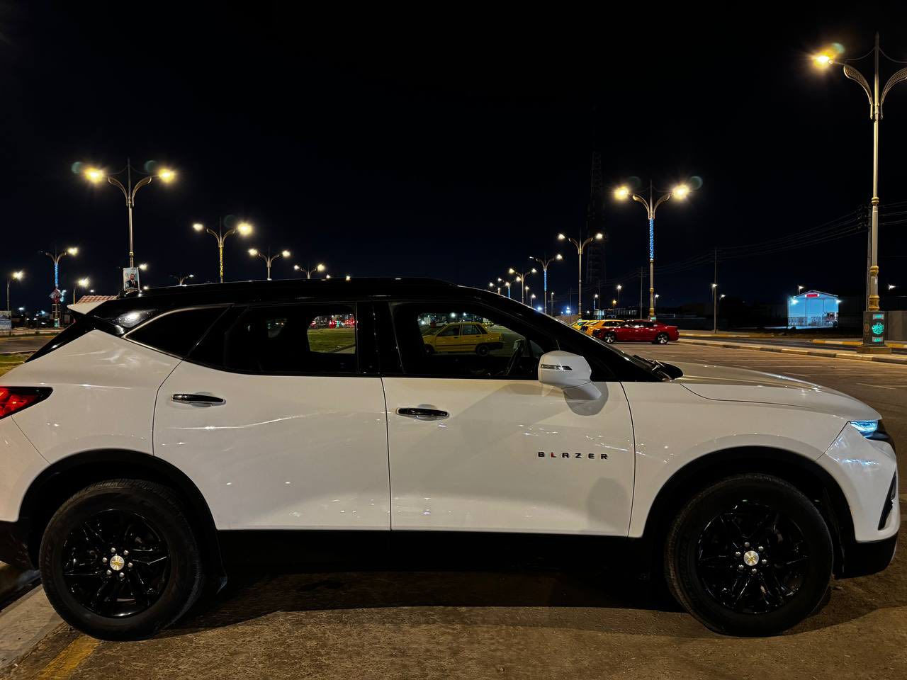 السلام عليكم بلايزر مديل2020للبيع  فقط.رقم دولي اربيل مكان السياره كربلاء.   السياره داخله الى العراق كلين فقط دعاميه نازله ومرجعيها نفسها كما موضح بالسونار وبالعراق انطخت حافه البنيد ونصبغ ربع البنيد كما موضح في الصور السياره سته سلندر فول ماعدا البانوراما ثلاث انظمه قياده تحكمات شفتات سرعه توقف ذاتي الكشنات كهربائيه وتدفئه للكشنات جنطه كهربائيه  ماشيه 60ألف ميل  السياره جاهزه من كلشي تخم تاير جديد وكيير ومكينه كفاله السعر 218للاستفسار ***********
