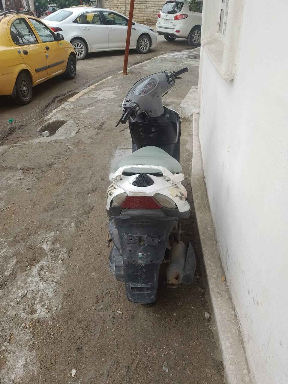 سلام عليكم عندي دراجه للبيع جاهزه هندر وسلف حلوه الدراجه 250 وبيها مجال قليل مكاني  ممتواجد على النت الشراي يتصل ***********
