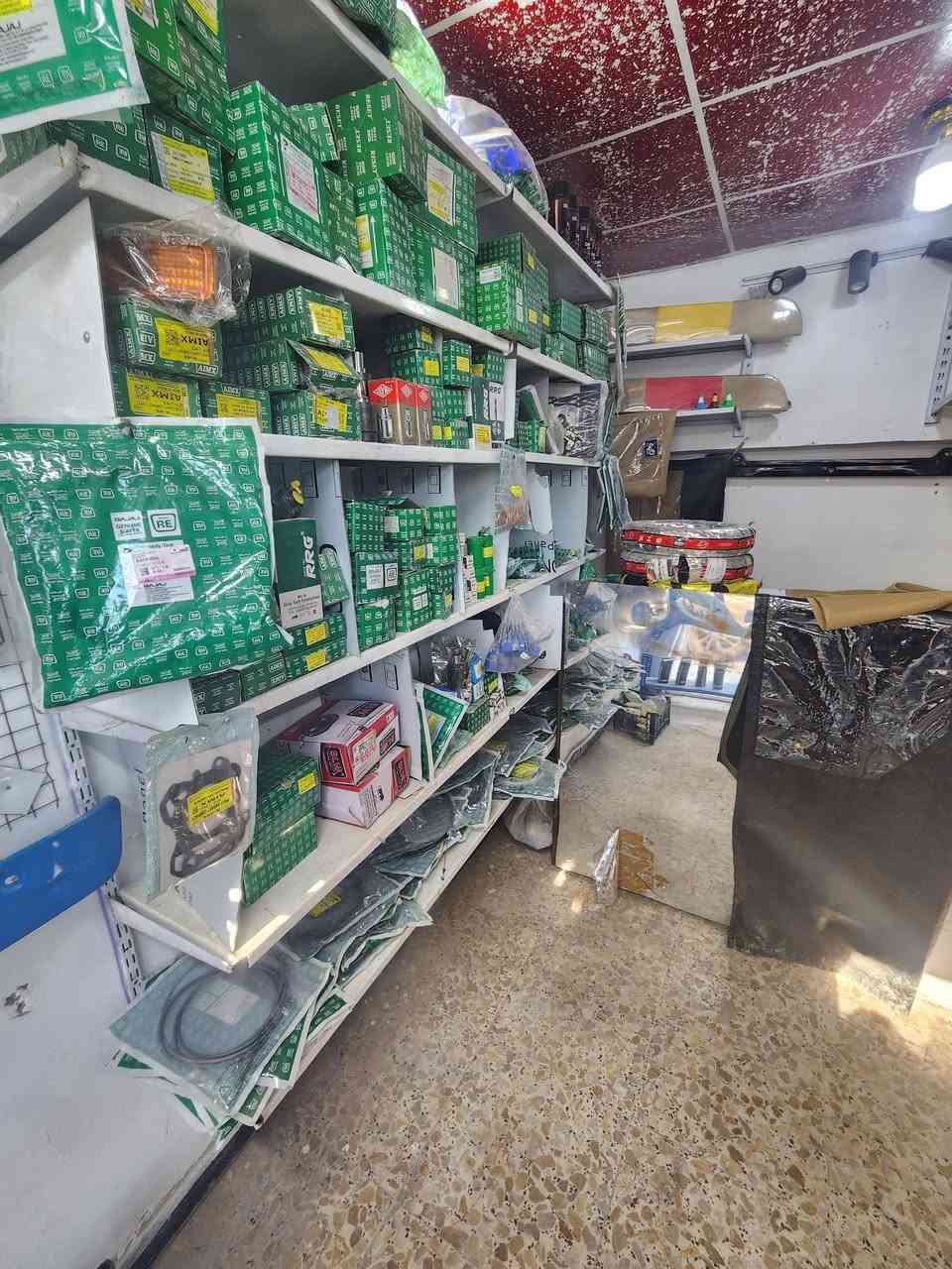 السلام عليكم محل قطع غيار دراجات وتكاتك للبيع ***********
