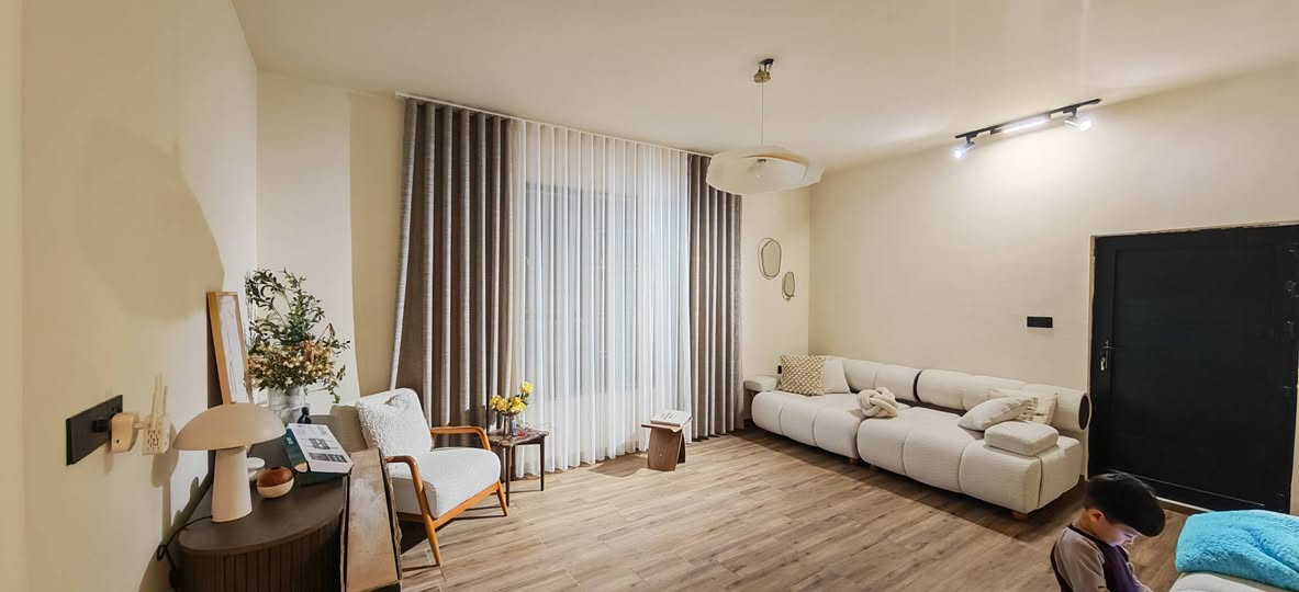 ✨ تنفيذ عمل متكامل ✨
سقف جبس بورد مع إنارة مخفية تعطي فخامة وهدوء
ضلع ديكور أنيق خلف السرير
ديكور بلازما عصري
صبغ جوتن لون ميست لمسة راقية ومودرن 🤍
🎨 كود لون جوتن ميست: 10341
📞 للاستفسار والتنفيذ: ***********
