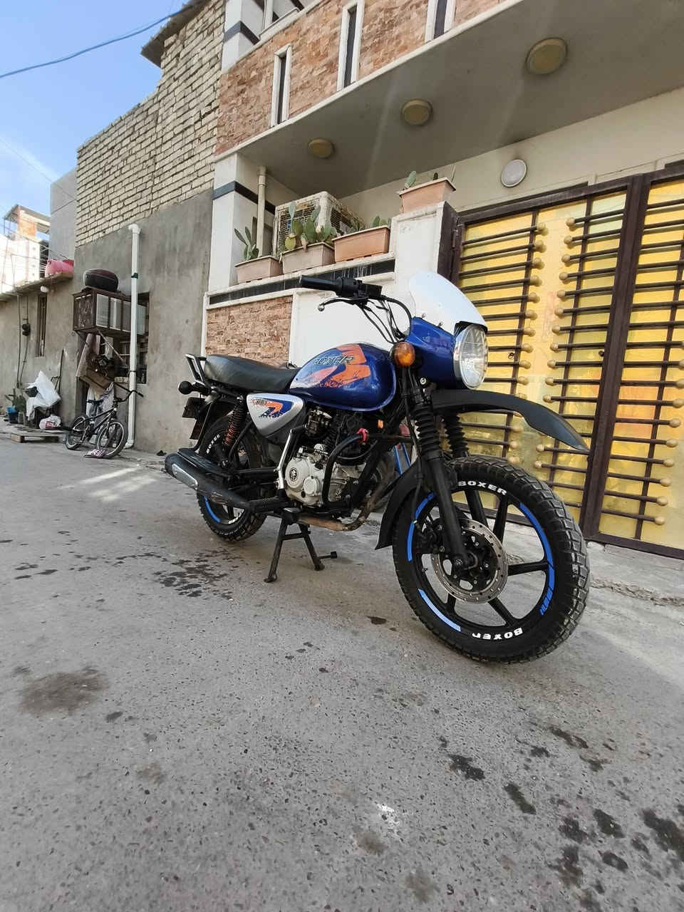 اخوتي الاعزاء النضافة كدامكم دراجة حلو وكاملة ومابيها اي نقص موديل2023
سنوية جديده
 هزة جديده  
تاير خلفي جديد
دبلات جديده
تجفيت جديد
 لوحات جديده انكليزي
 بسمي تحويل ثاني يوم
 وعليها زنون
 وعليها حماله مي
 وعليها ستان مال تليفون
بنزات جدد
دسكات جدد
والمري موجودات مالتها الاصلي
ونصبتها حلوة وبالعافية ع ياخذها
مكاني بغداد 
***********
