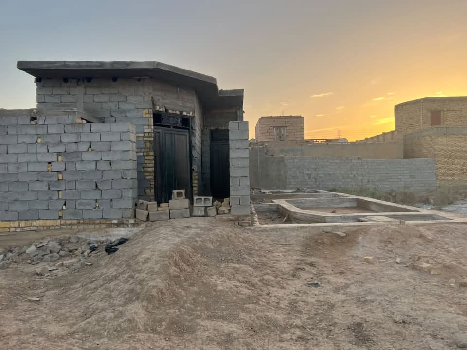 سلام عليكم بيت هيكل للبيع وياه قطعه البيت مساحته ١٠٠والقطعه ١٠٠المكان خلف بانزين خانه ابو عبير عل الشارع اله شارعين شارع من البنازين خانه وشارع عل المعدان وبيت بنيان جديد كله صب حته الارضيه الاستفسار ***********

