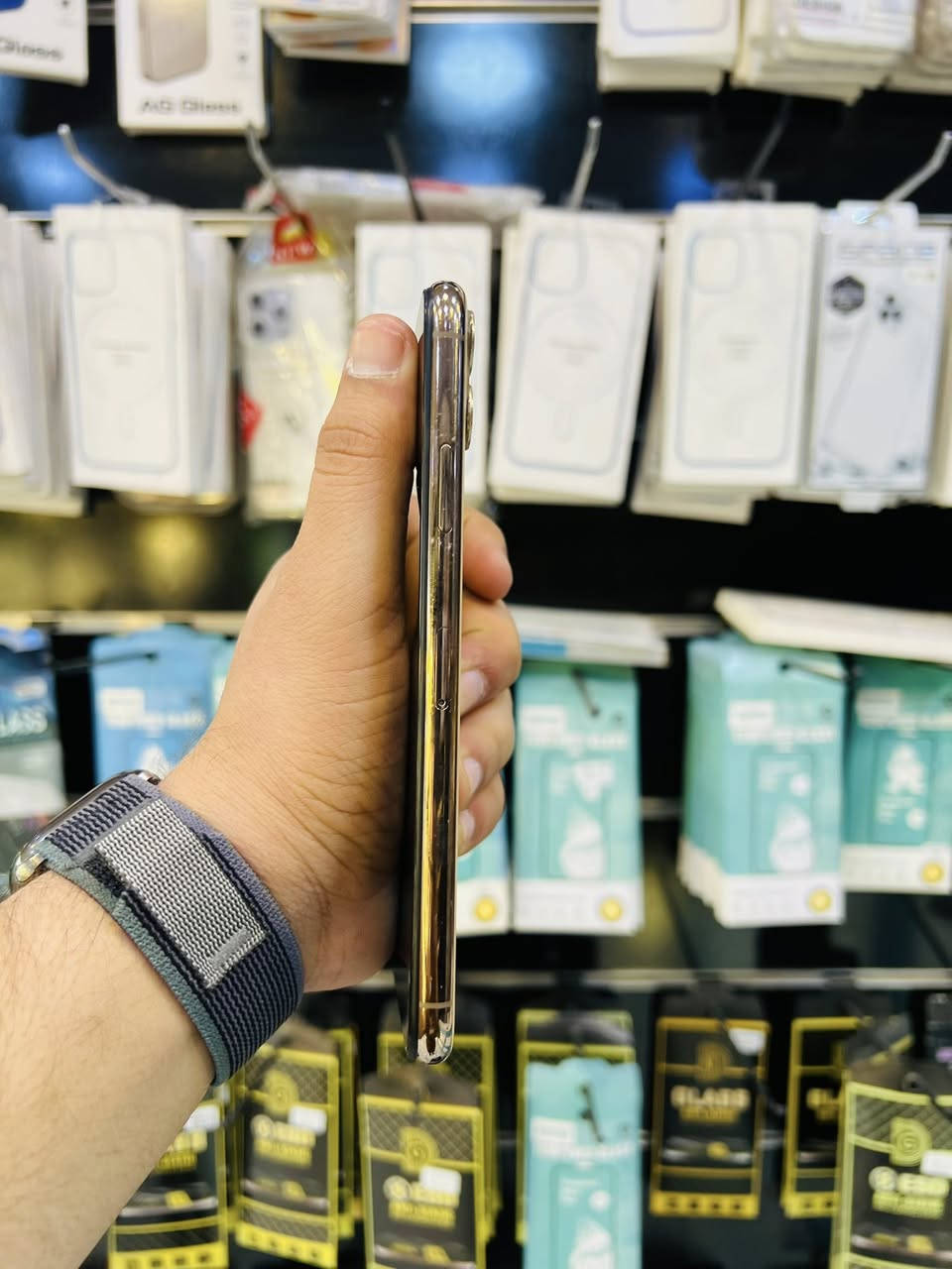 السلام عليكم 🫡
للبيع iPhone 11 pro max 
ذاكره 256 
بطاريه 100‎%‎ مبدله اصليه 
نموذج M شرق اوسط 
لون ذهبي نضافه 99‎%‎ 
الجهاز كله شغال مابيه خلل فقط مبدل شاشه نوعيه حلوه لا شكل ولا شمر فيس ايدي متوقف فقط الباقي كله شغال اتصال انترنيت كامرات صوت هزاز فرمته كله شغال السعر قفل 210 الف مكاني بغداد مدينه الصدر رقمي ***********
