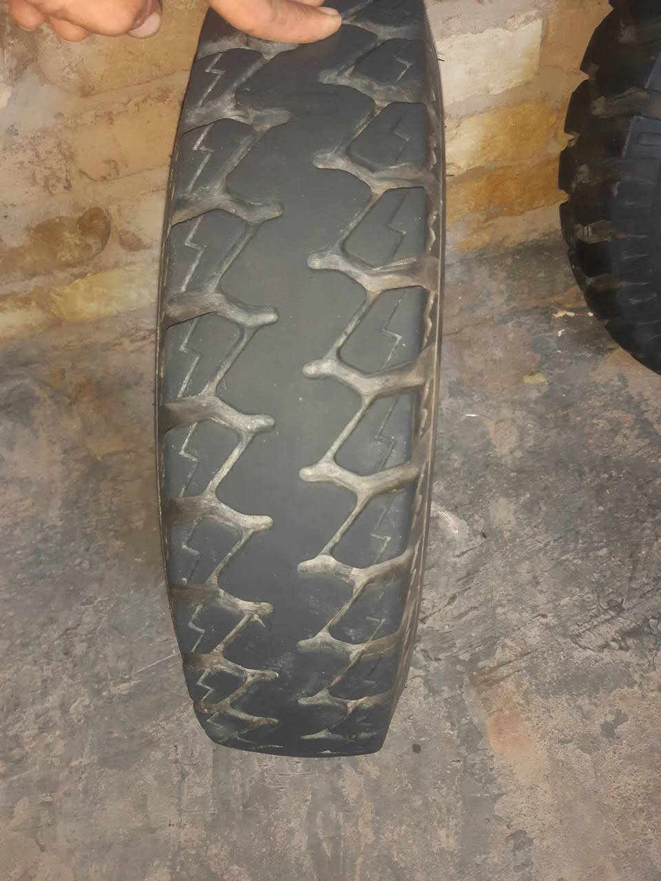 تاير جوبلس هوه والويل جديد كامل جبلي جيب وشد السعر 30
والتاير الثاني فقط التاير هم جوبلس جبلي 10
هذ رقمي ***********
