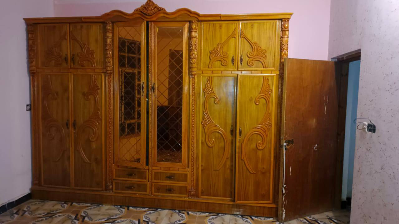 للبيع السعر 900 وبيها مجال رقم ***********
