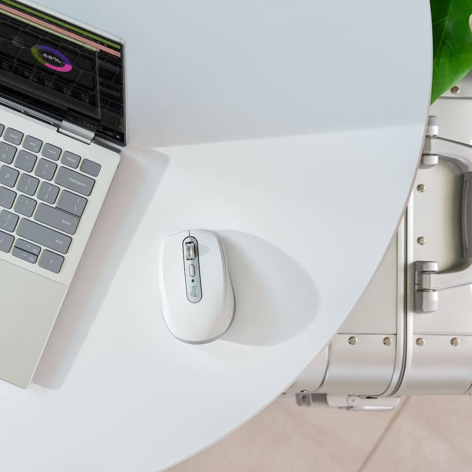 🖱️✨ ماوس Logitech MX Anywhere 3S اللاسلكي – أداء احترافي بحجم مدمج 🔥

إذا تبحث عن ماوس عملي وسريع للشغل والدراسة والتنقل، فإن Logitech MX Anywhere 3S يقدم لك تجربة استخدام استثنائية 💻⚡

🌟 أبرز المميزات:
🔹 تصميم مدمج وأنيق باللون الأبيض 🤍✨
🔹 اتصال لاسلكي عبر Bluetooth 📡🔵
🔹 عجلة تمرير MagSpeed الكهرومغناطيسية لسرعة ودقة فائقة ⚡🎯
🔹 مستشعر عالي الدقة يصل إلى 8000 DPI 🖱️🚀
🔹 يعمل على مختلف الأسطح حتى الزجاج ✨
🔹 متوافق مع أجهزة الكمبيوتر والأجهزة اللوحية 💻📱
🔹 مثالي للعمل المكتبي والإنتاجية والتنقل اليومي 💼

💰 السعر: 45 ألف مع التوصيل 🚚🔥

📞 للتواصل: ***********

🚚 التوصيل متوفر إلى كافة محافظات العراق 🇮🇶
