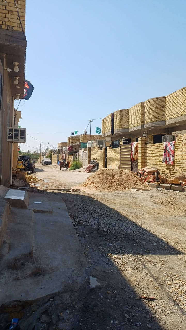 ياالله.السلام عليكم مشتمل المساحه 90متر مربع ركن.على3شوارع بيت جديد ونضيف مال عائله صغيره موضح بالصور والمقطع الفديو.المكان نزلت اللؤاء حنين مربع الجملون ثالث شارع.السعر(30)الاستفسار***********.ملاحضه البيت قبل 5اشهر كاعدين بي اكرر مال عائله صغيره
