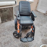 كرسي متحرك اعله فئه استخدام يوم واحد ضامينه لان ماعدنه مكان اله السعر٨...