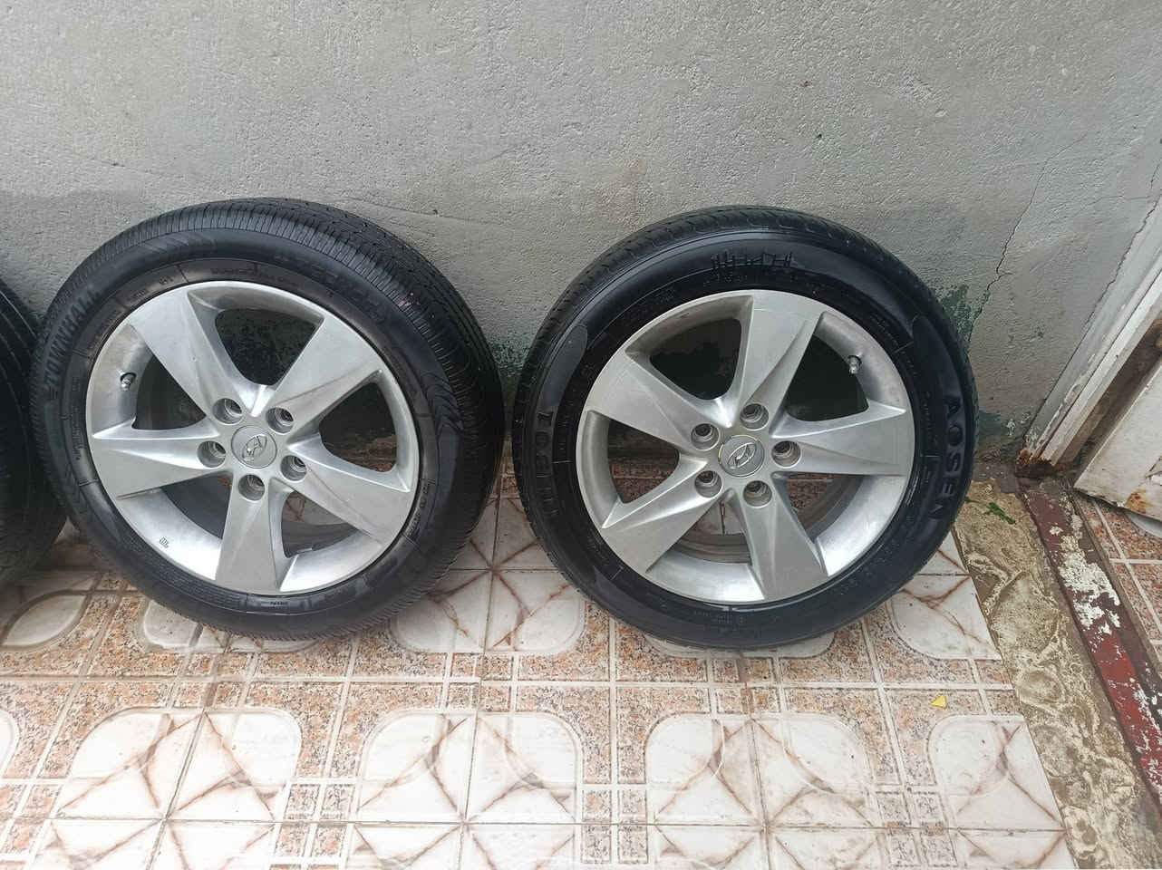 سلام عليكم ويل كب الانترا مظلع اصلي حجم 16 خمسه ويل كب مع تايرات للبيع السعر 300وبيهن مجال مكان كوفه ***********
