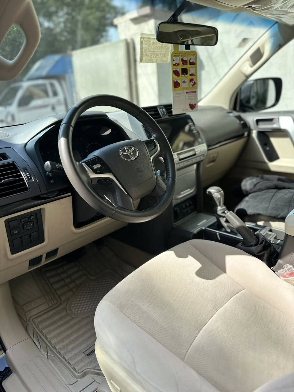 للبيع تويوتا برادو TXL اسود اللون وكالة ساز موديل 2022 مكفولة من البارد والصبغ والتبديل والدبل كود ماشية 71 الف كيلو حقيقي صيانة السيارة بشركة ساز من زيرو معروفة مواصفات TXL مكانها بغداد الكرخ السعر المطلوب 41800$ وبيها محال بسيط للاستفسار *********** اسف ع الاطالة 
السياره فتحه بصمه دخول (تشغيل عن بعد)
شاحن لاسيكي فور ويل ًسبير تعليك بجم زنون زراك لايت .
