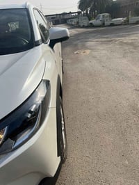 كورلا كروس 2024 هايبرد  ماشي 5000 km   فتحة كشنات جلد احمر كهرباء  بصم...